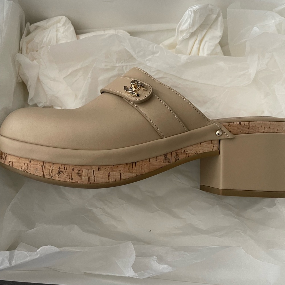 CHANEL Women's Cream Mules with Gold Accent size39 - Picture 7 of 12